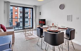 Central Suite Near Mailbox, King Bed, Ping Pong, Netflix, Sleeps 4